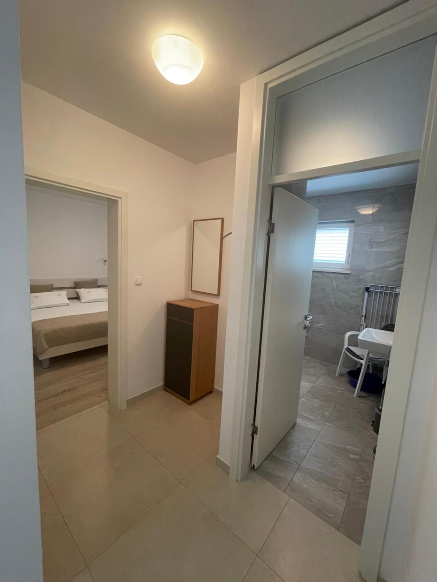 Nada * Brodarica (Sibenik-Knin)